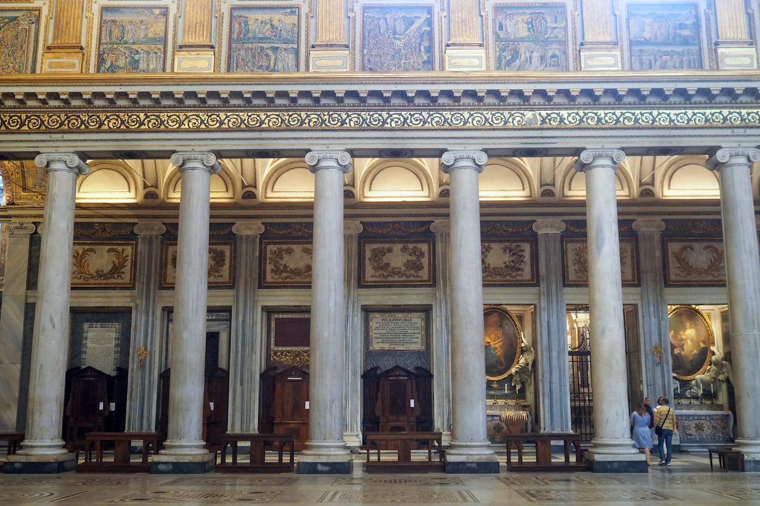 Colonne della navata con riquadri mosaicati