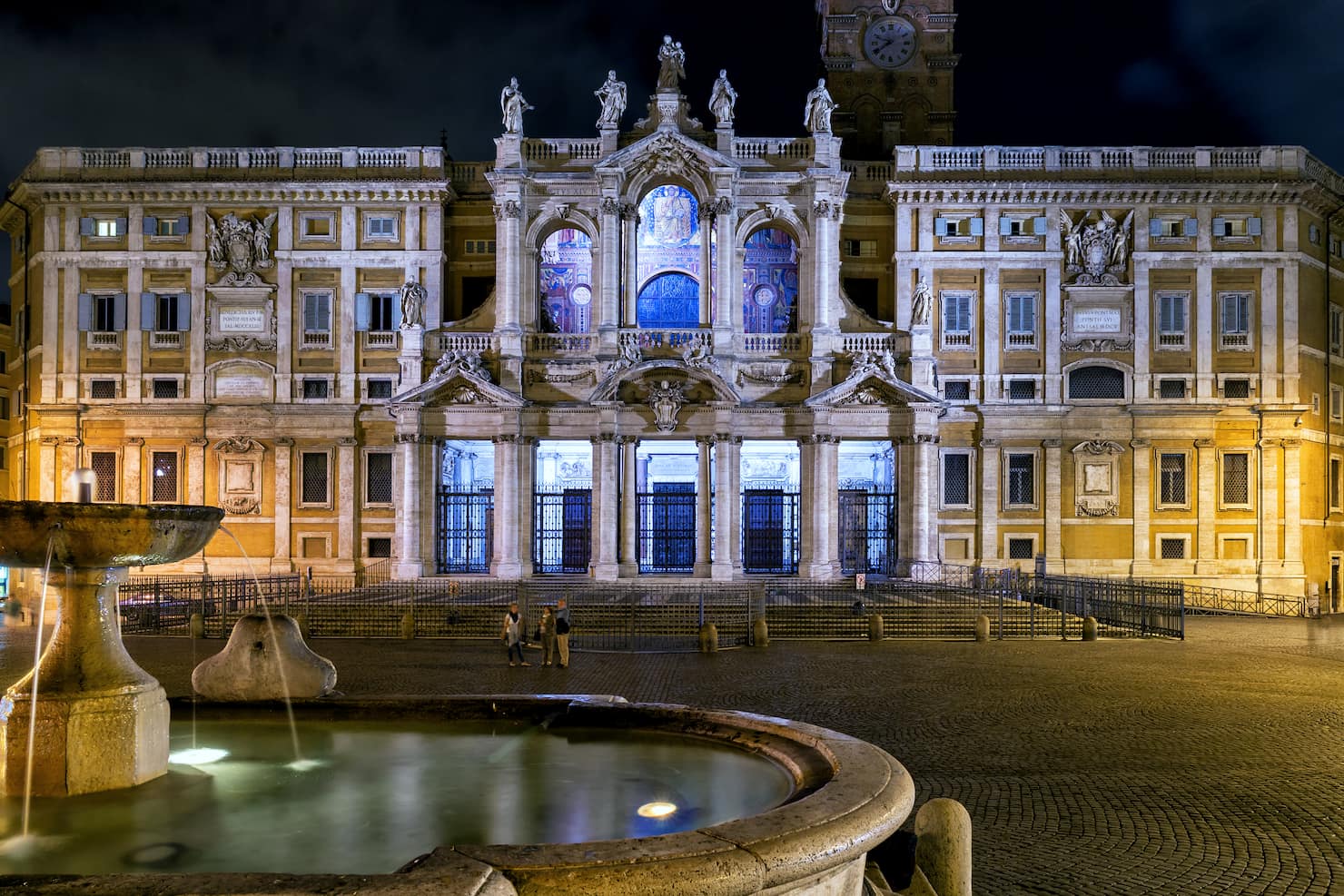 Vista di Santa Maria Maggiore con romantiche luci serali