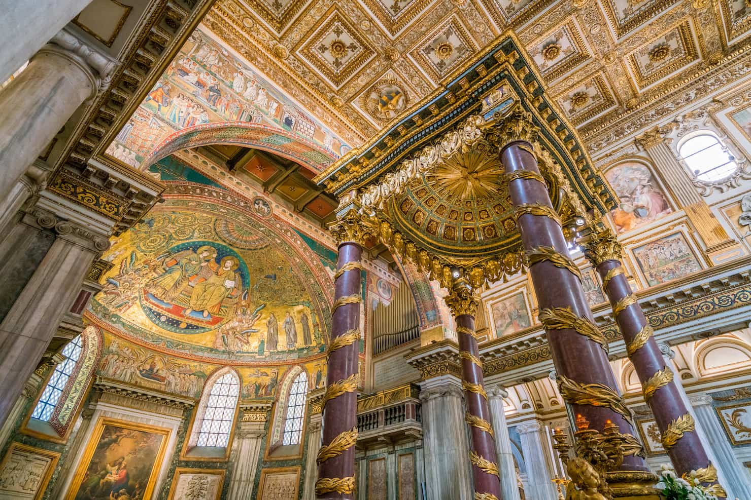 Interno di Santa Maria Maggiore con, in alto, l'arco trionfale
