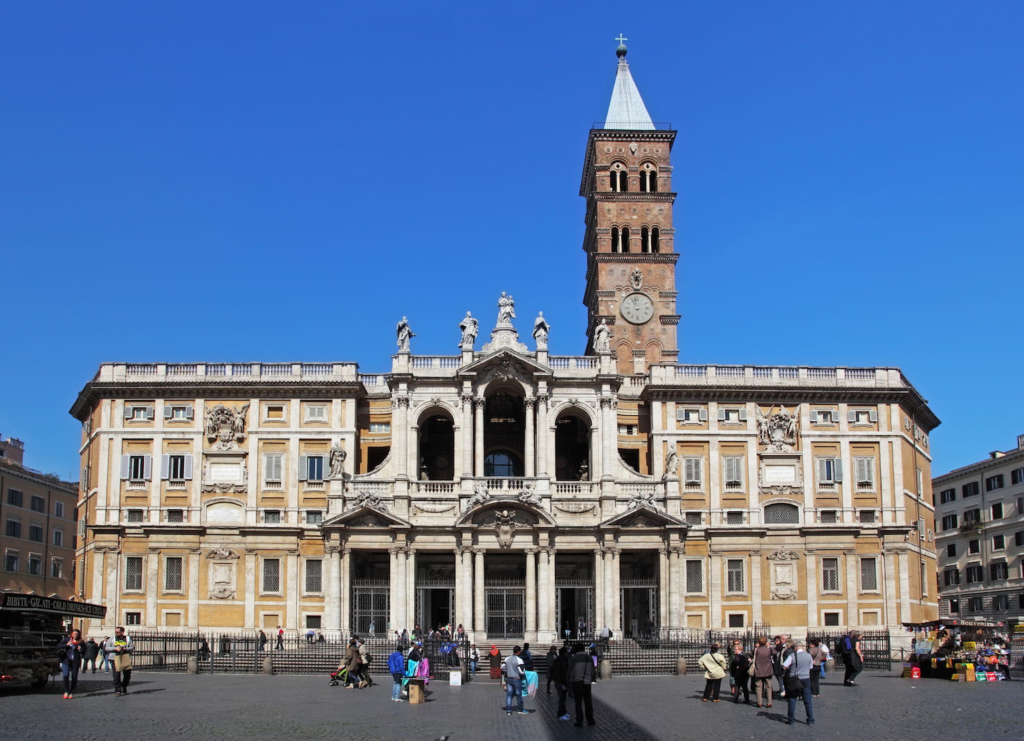 Vista dal basso della loggia e della basilica 