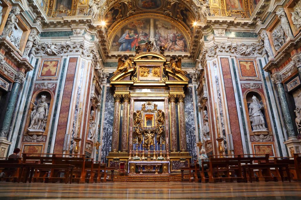 La cappella Borghese con al centro la celebre Salus Popoli Romani