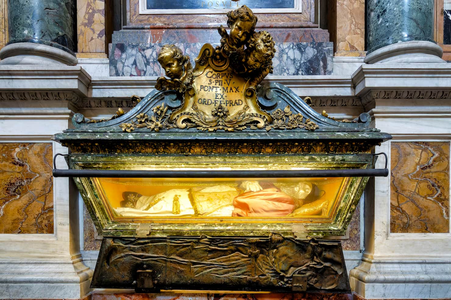 La tomba di Pio V all'interno di Santa Maria Maggiore